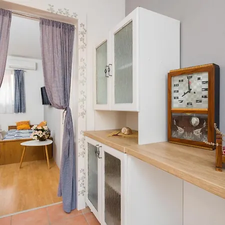 Апартаменты A 2 - Modern With Garden 80m From