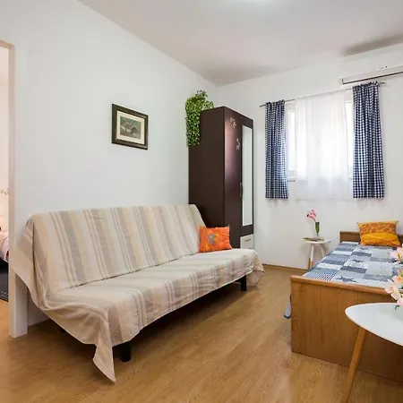 Апартаменты A 2 - Modern With Garden 80m From *