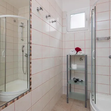Апартаменты A 2 - Modern With Garden 80m From *