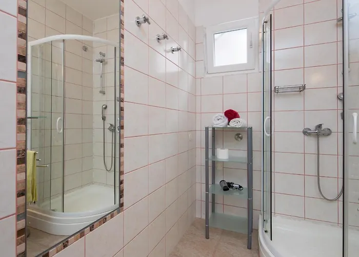 شقة A 2 - Modern With Garden 80m From *