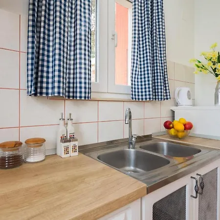 Apartment A2 - Modern With Garden 80m From