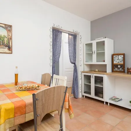 Apartment A2 - Modern With Garden 80m From Vinisce