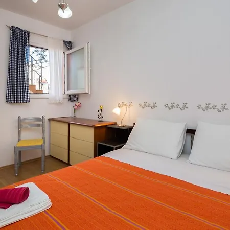 Apartment A2 - Modern With Garden 80m From *